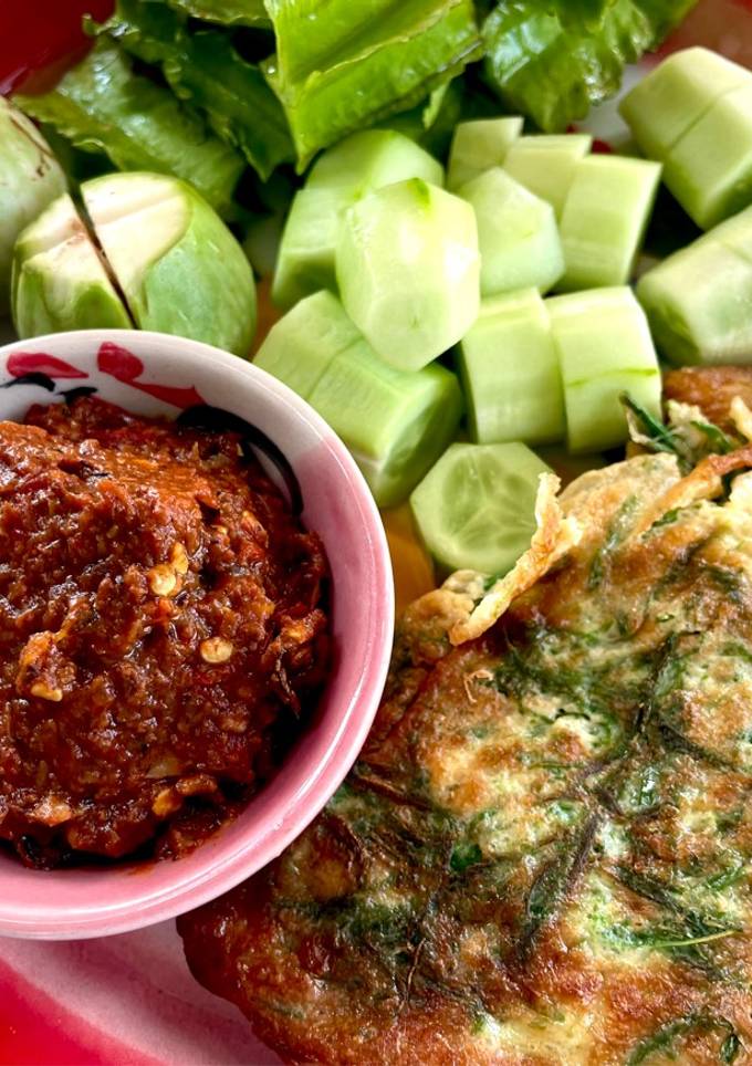 รูปของ น้ำพริกถั่วเน่าแคบย่าง🌶️ ทานพร้อมไข่ชะอม ผักแกล้ม🌶️🧄🥬🥒