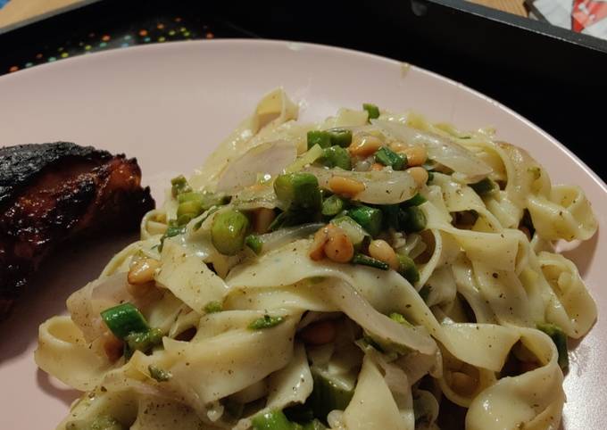 A picture of Lemoni Asparagus and leek pasta.