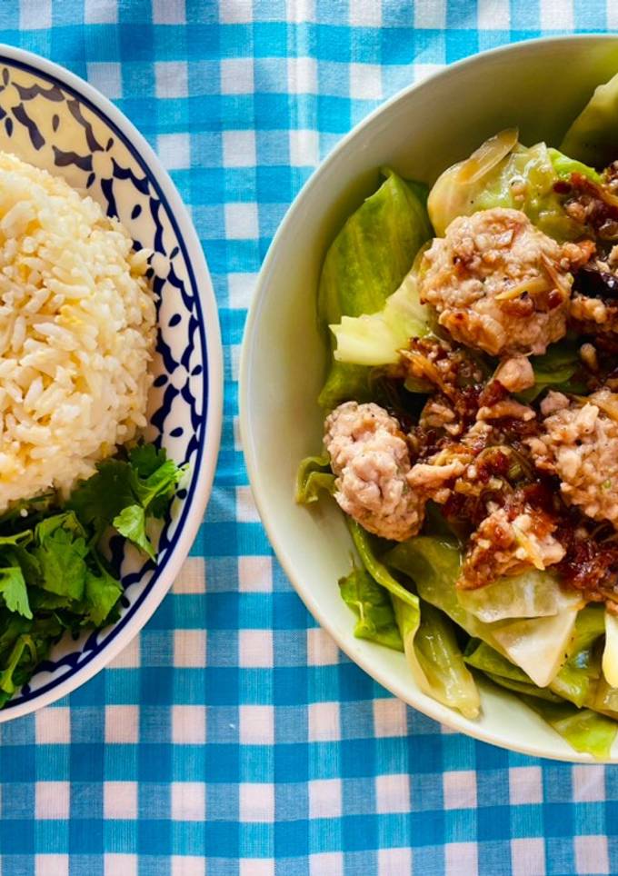 รูปของ กะหล่ำปลีผัดราดน้ำซอสหมูก้อน+ ข้าวผัดไข่🌶️🫚🧄🥬