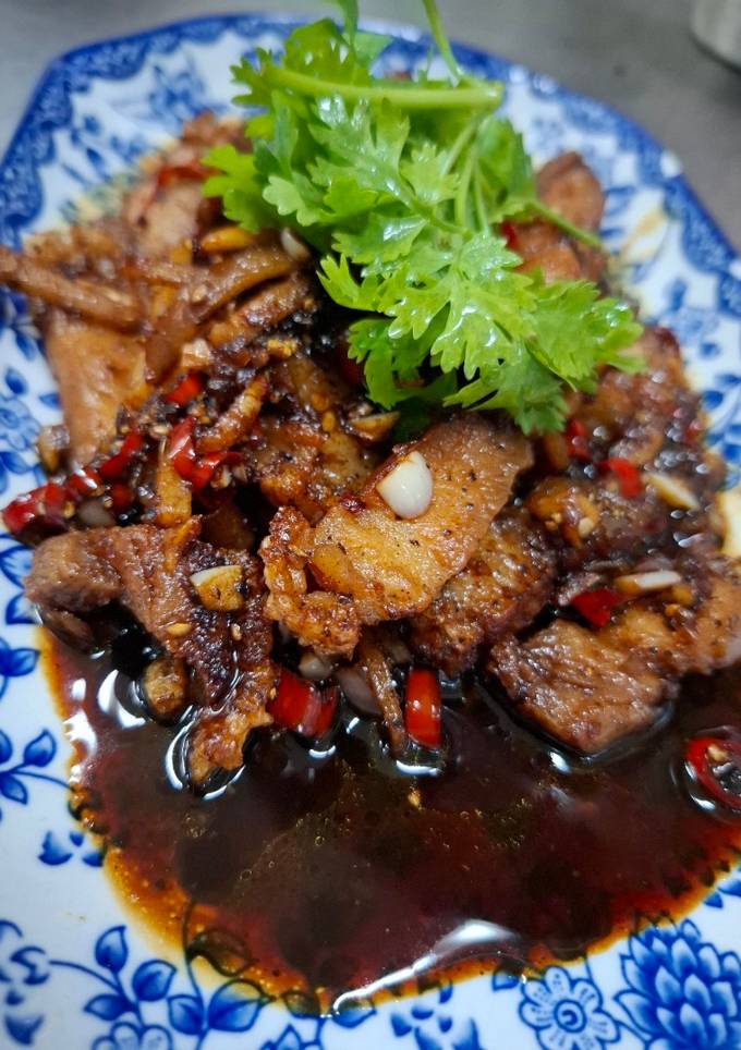 รูปของ หมูกรอบผัดซอสเต้าอิ๊ว