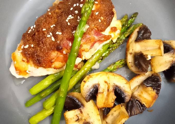 A picture of Keto, low calorie chicken cheese and bacon with mushrooms and asparagus.😋😋. Tahini & soy paste.