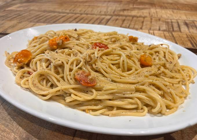 A picture of Mascarpone, tomato and walnuts spaghetti.