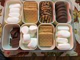 A picture of S’mores snackle box.