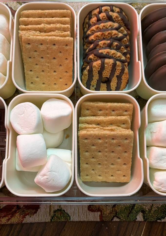 A picture of S’mores snackle box.