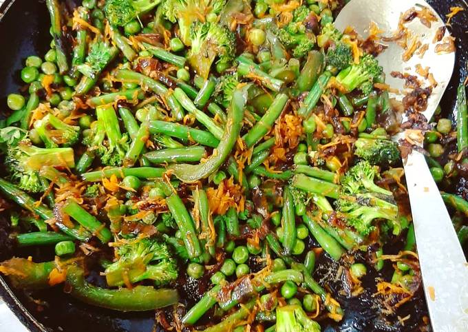 A picture of Pan fried broccoli and fresh beans.