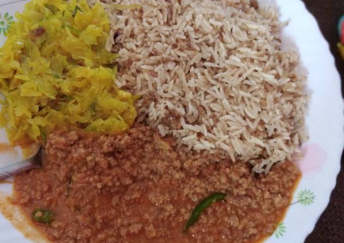 A picture of Minced pilau with peanut flavoured minced meat stew and cabbage.