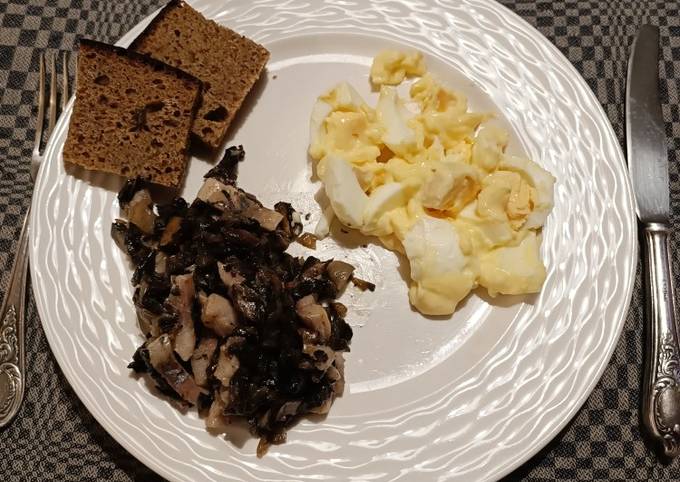 A picture of Herring with Mushrooms.