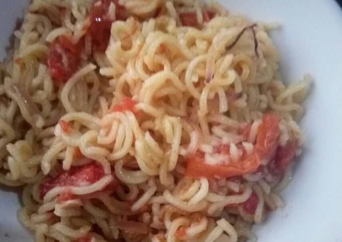 A picture of Fried noodles with tomatoes.