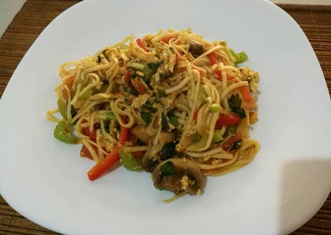 A picture of Fried noodle with egg and vegetables.