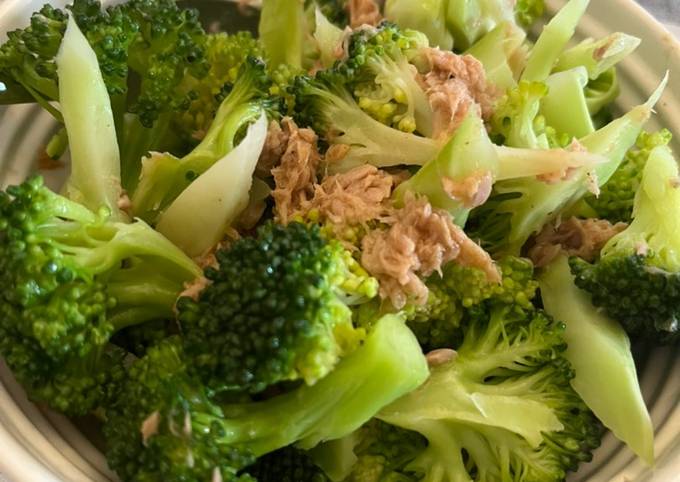 A picture of Broccoli and tuna warm salad.