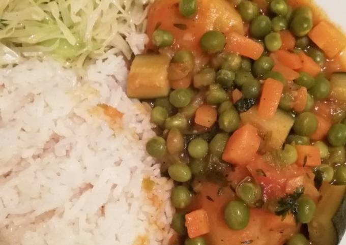 A picture of Peas stew with rice and cabbage.