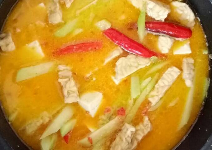 A picture of Spicy Coconut Soup with Vegetables and Tofu (Sayur Lodeh Pedas).