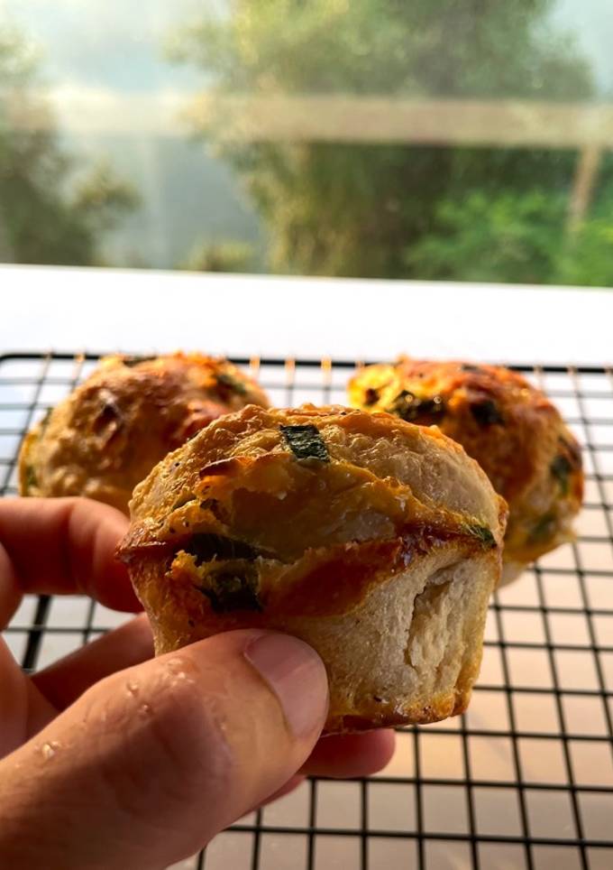 รูปของ ขนมปังถ้วยมัฟฟินหน้าไข่และชีส🧁🍳🧀