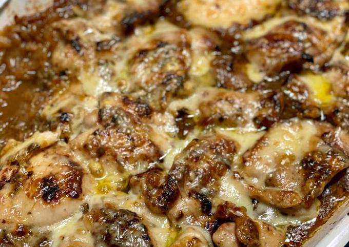 A picture of French onion baked chicken 🧅🍗.