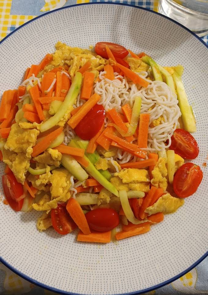 A picture of Mixed veggies stir-fry konjac noodles.