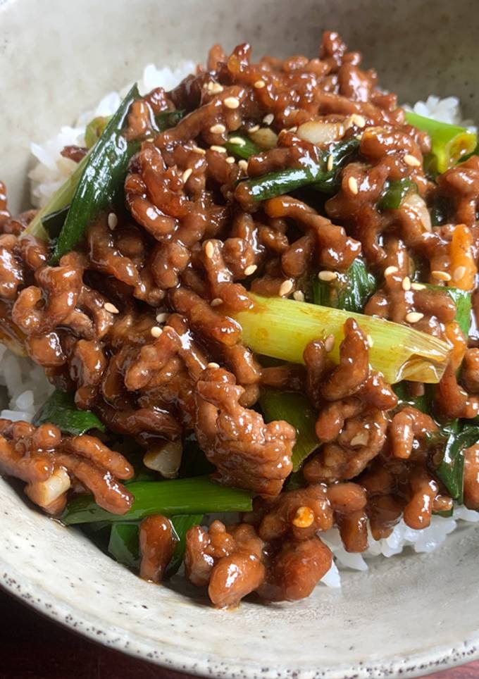 A picture of Hoisin Sauce Beef Mince Rice Bowl.