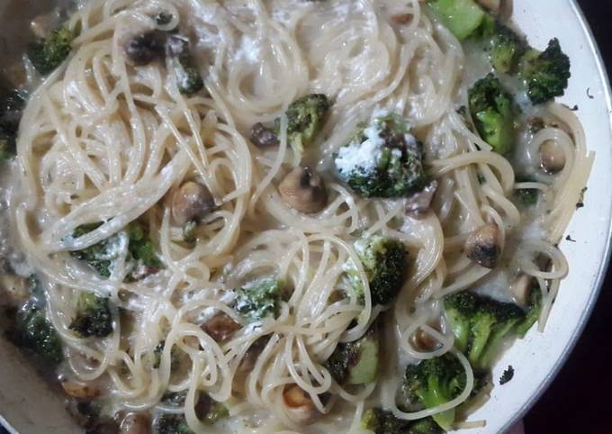 A picture of Pasta Broccoli with mushrooms.