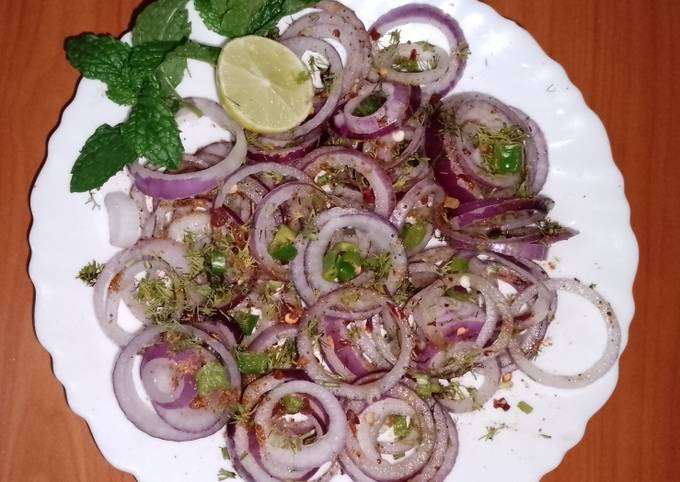 A picture of Chapati onion & dill salad 🥗🧅🍋🌶️.