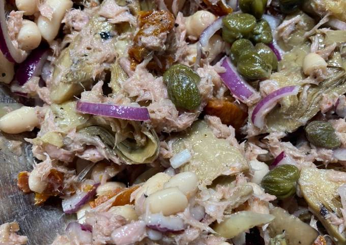 A picture of Tuna and artichoke salad.