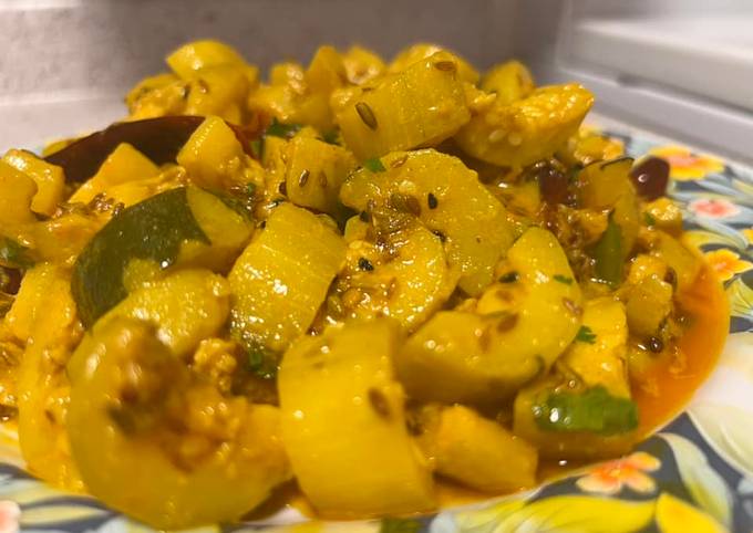 A picture of Bengali style zucchini curry.