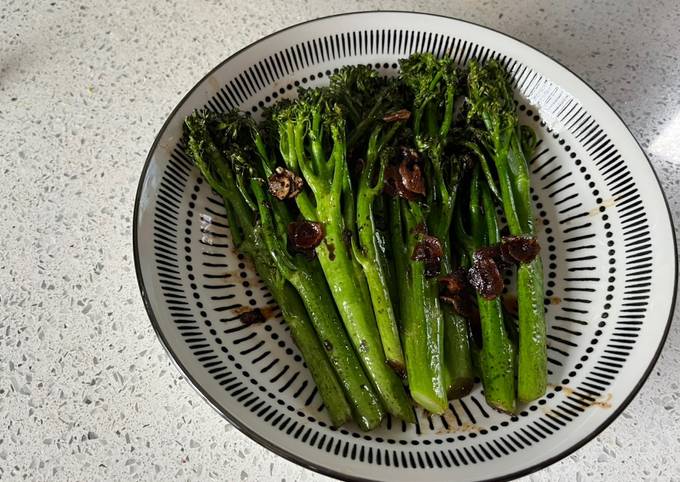 A picture of Tenderstem broccoli with garlic and soy sauce.