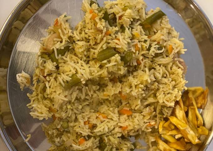 A picture of Mixed vegetable pulav.