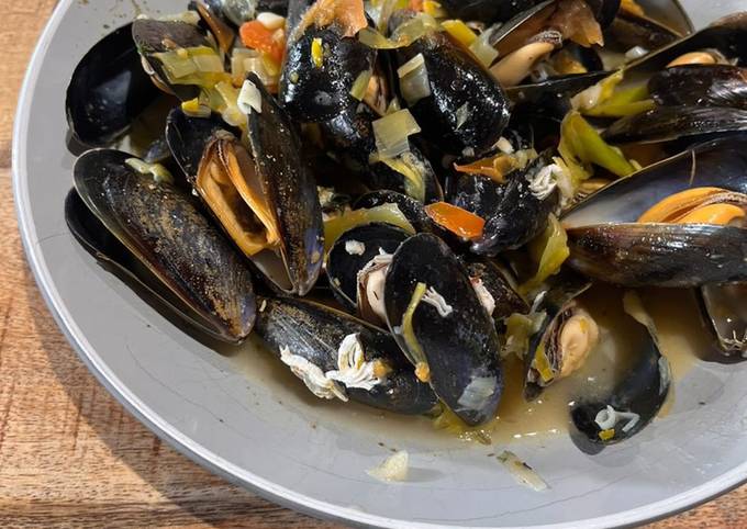 A picture of Mussels with leeks, white whine and Greek oregano!.