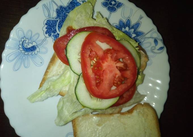 A picture of Lettuce sandwich #4weeksChallenge.