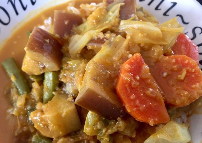 A picture of Vegetable Curry with Salted Fish and Pineapple.