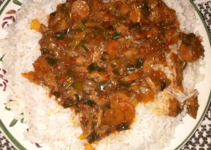 A picture of White rice wth vegetable soup.