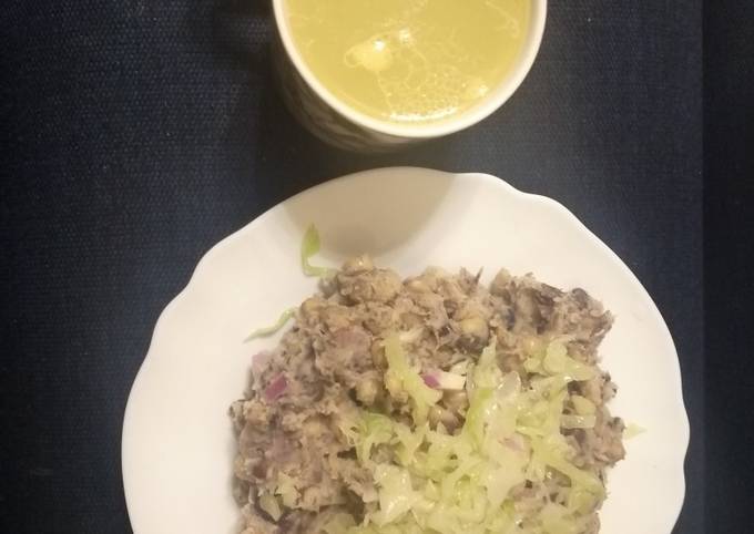 A picture of Mokiomo - njahi with steamed cabbage and bone soup.