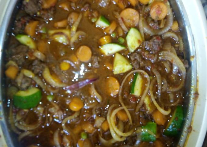 A picture of Mince meat with vegetables.