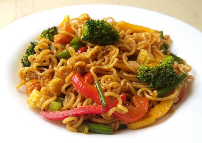 A picture of Stir fry veggie noodles.