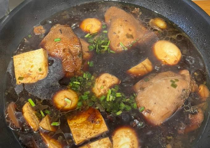 A picture of Braised Chicken with mushrooms & Tau Kwa.