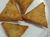 A picture of Simple vegetable samosa.