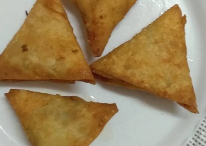 A picture of Simple vegetable samosa.