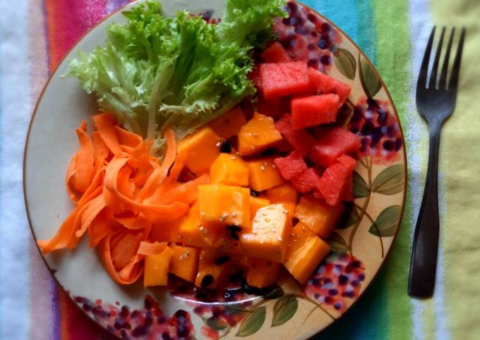 A picture of Papaya, lettuce, melon salad.