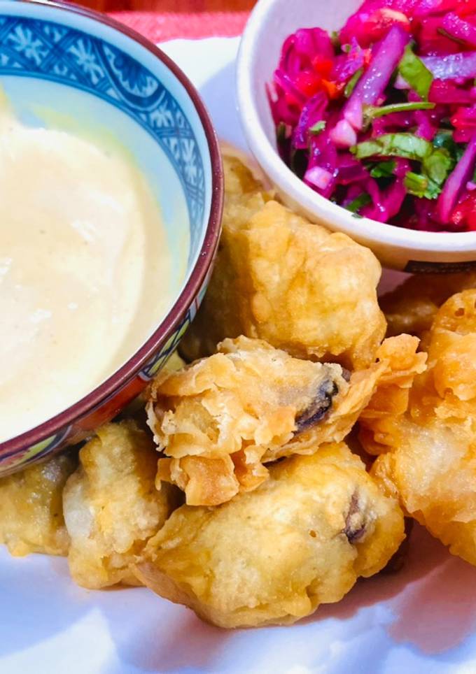 รูปของ Jalea 🍤ซีฟู้ดทอดกรอบแกล้มสลัดหอมแดงมะเขือเทศแบบเปรู 🍋🍎🍤🌶️
