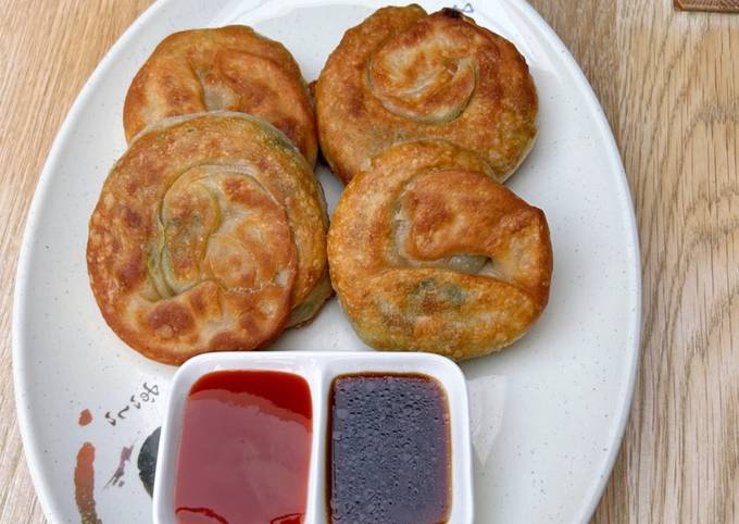 A picture of Flaky spring onion pancakes.