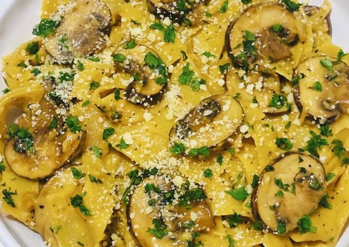 A picture of Mushroom Stroganoff with Pappardelle.