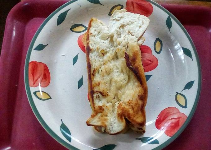 A picture of Fried Bread Sandwiched in Vegetable.