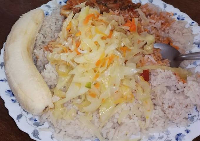 A picture of Rice and chicken stew with steamed cabbage.