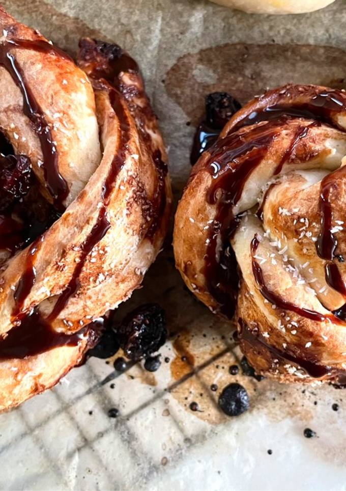 รูปของ Hershey Syrup Coconut and raisin Bun ฝึกหัด🤓🍞🌴🥥