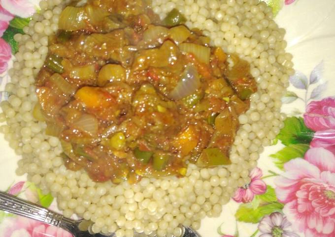 A picture of Plomb with vegetable sauce.