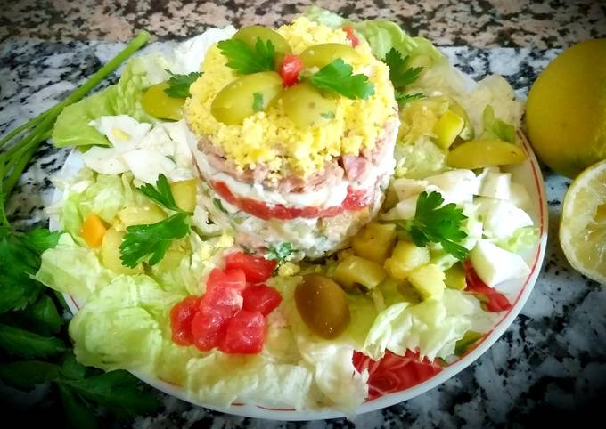 A picture of Egg mimosa salad with vegetables, tuna👍😝😝.