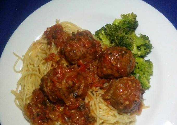 A picture of Spaghetti Bolognese & broccoli.