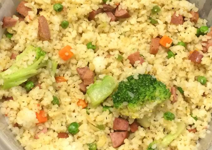 A picture of Sausage fried rice with vegetables.