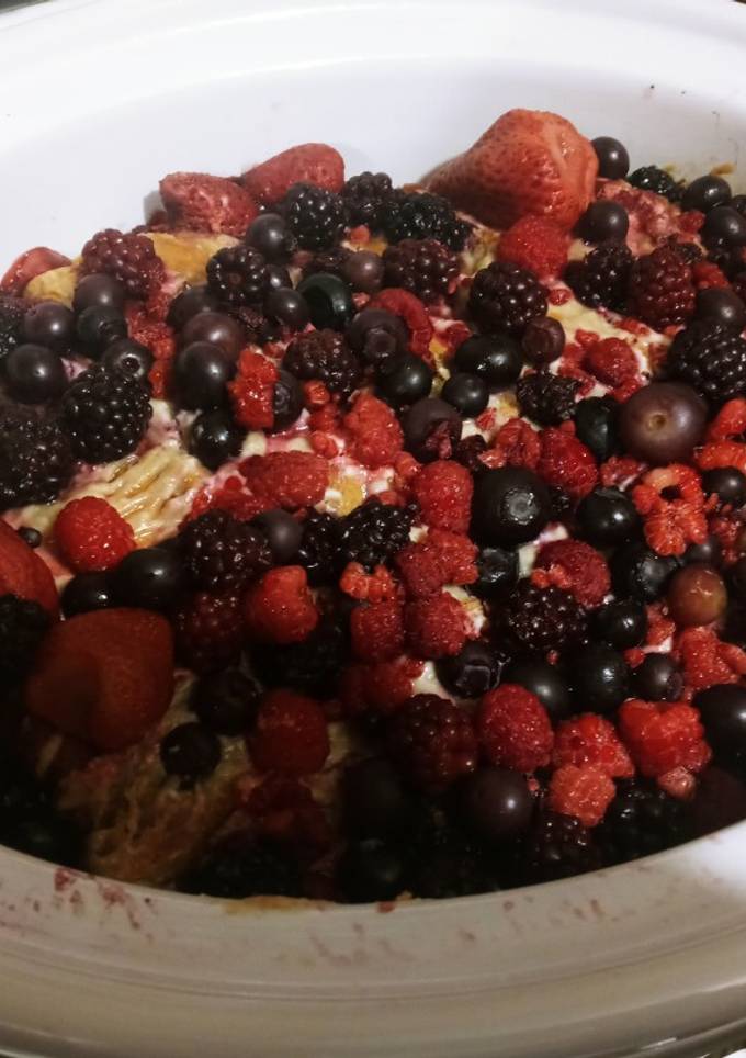 A picture of Crockpot Mixed Berry French Toast.