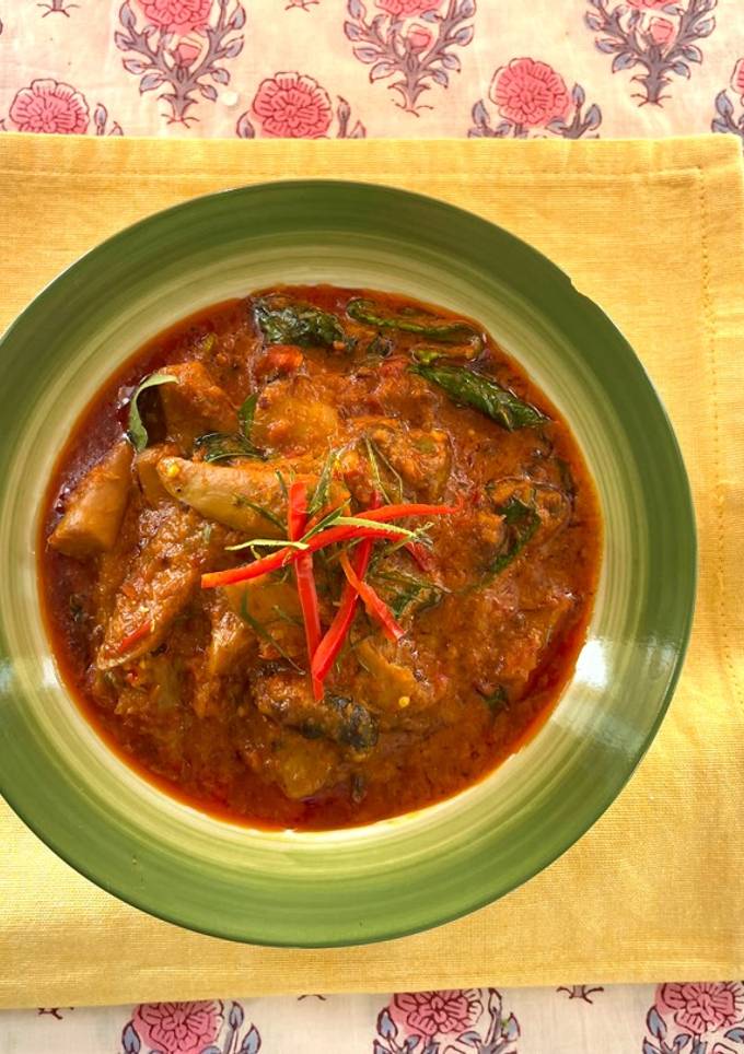 รูปของ แกงคั่วเห็ดออรินจิย่างใบยี่หร่า🌶️🌿🧄🍄