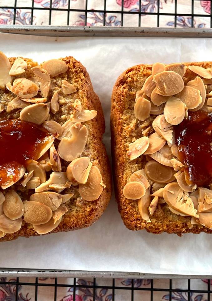 รูปของ ขนมปังคุณ Kitty Tait (Sliced Almond with Apricot Jam and Almond Butter)🧈🍞🌰